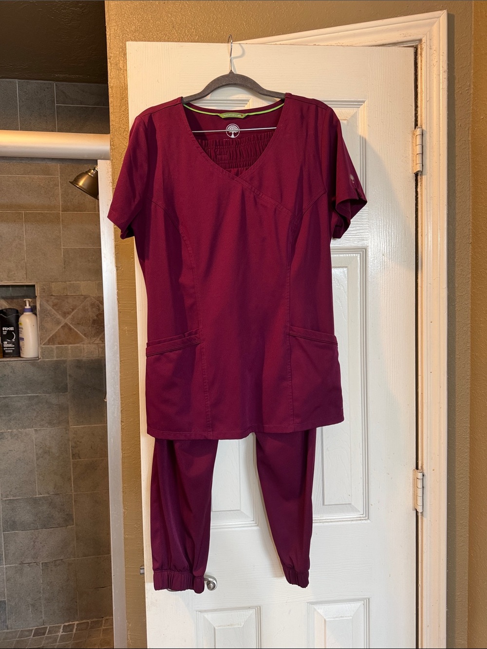 healing hands Women's Scrub Set in Burgundy